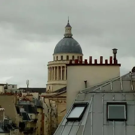 Coeur De Situation Exceptionnelle Place Maubert Vue Joli Equipe Clair Calme Ascenseur Climatisation Paris
